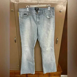 Light denim flared squeeze jeans